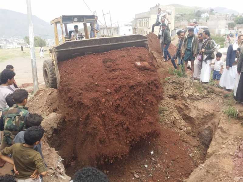 نافذون موالون لمليشيا الحوثي يعتدون على مقبرة في بعدان شرق إب