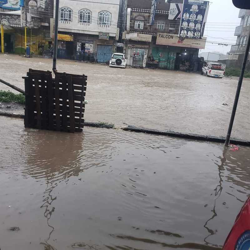 سيول الأمطار تغمر منزلاً بمدينة إب والمليشيا تتجاهل مناشدة المواطن المتضرر