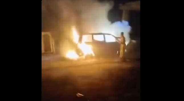 مجهولون يحرقون سيارة مواطن غرب مدينة إب