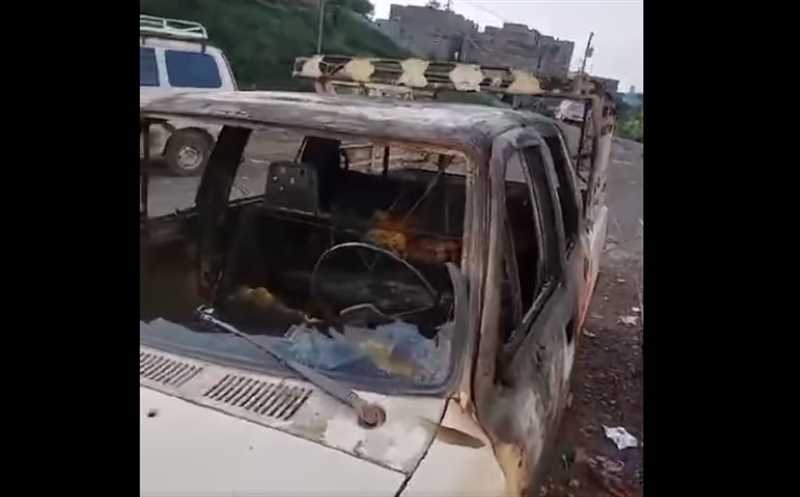 مجهولون يضرمون النيران في سيارة أجرة شرقي إب