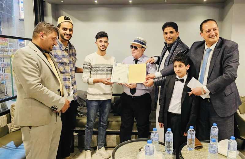 استلمها ابن اب النجم حسام الشراعي..الفنان البعداني يكرم أبطال مسلسل ممر آمن الرمضاني