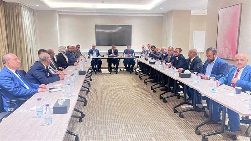 الأحزاب اليمنية تؤكد رفضها لإجراءات الانتقالي الرامية لفرض أمر واقع ومنازعة الحكومة سلطاتها