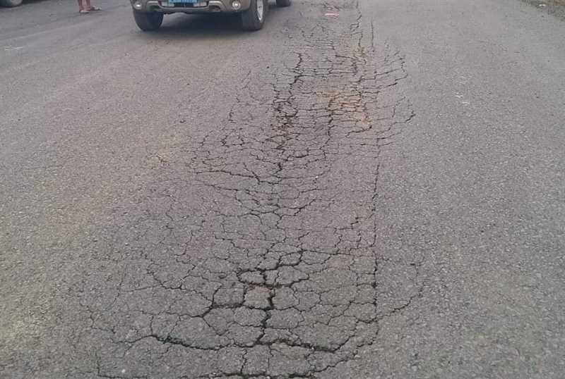 خراب شارع في إب بعد أسابيع من سفلتته