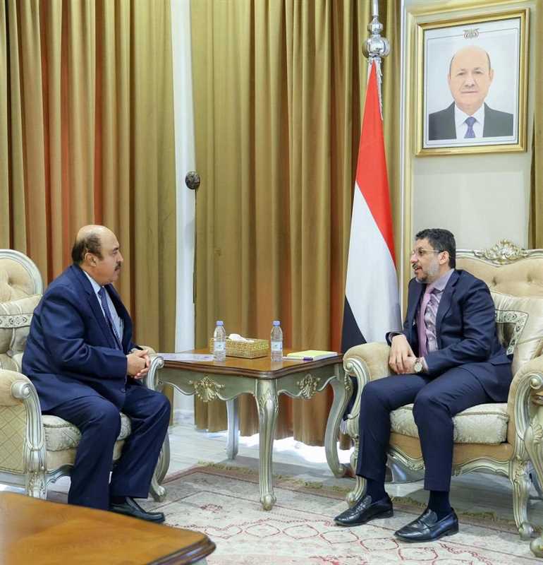 رئيس الحكومة يوجه محافظ إب برفع الجاهزية والاستعداد لإنهاء معاناة سكان المحافظة من مليشيا الحوثي