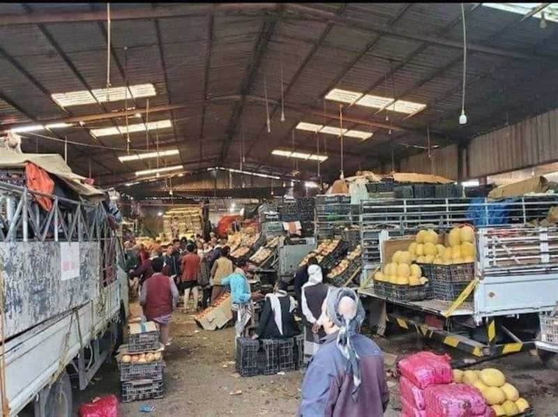 مليشيا الحوثي تقتحم سوق استثماري لنادي شعب إب وتعيد تنصيب مستثمر موالٍ لها مسؤولاً عليه