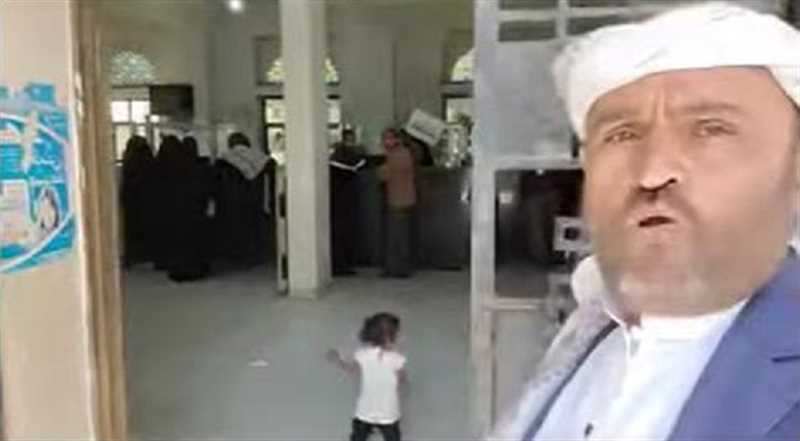 يعمل منذ 28 عاماً.. ‏معلم من إب يشكو من إسقاط الحوثي لاسمه من كشف نصف الراتب
