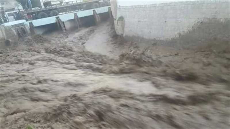 سيول الأمطار تجرف طفل في مدينة إب والمليشيا تتقاعس في البحث عنه