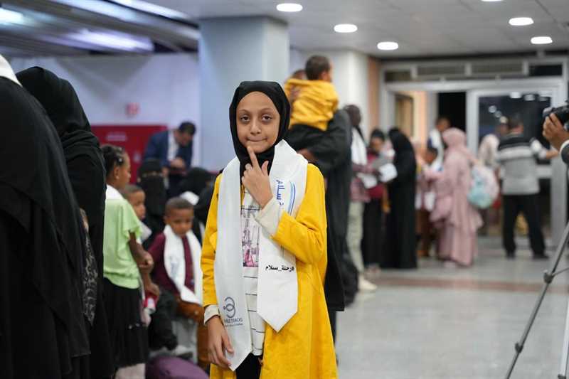 رجل أعمال من إب يُعيد نحو 200 من العالقين اليمنيين في السودان