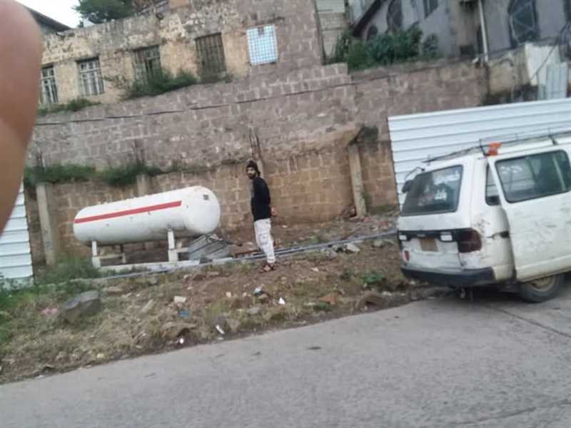تاجر ينصب صهريج غاز في حي سكني غرب مدينة إب