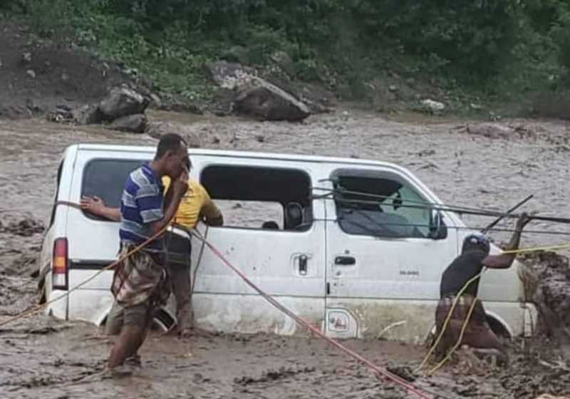 السيول تجرف طفلة كانت رفقة أسرتها في وادي عنّة بالعدين