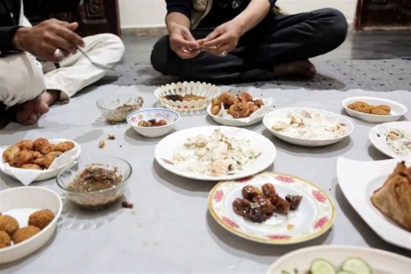 ضيوف الطريق.. تقليد رمضاني يدعو فيه أبناء إب الغرباء للإفطار