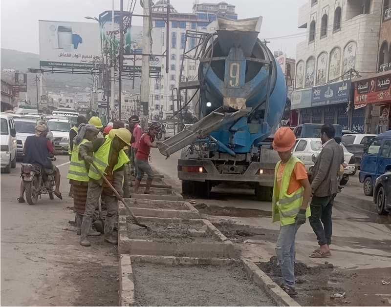الحوثيون يردمون جزر شوارع مدينة إب بمادة الإسمنت