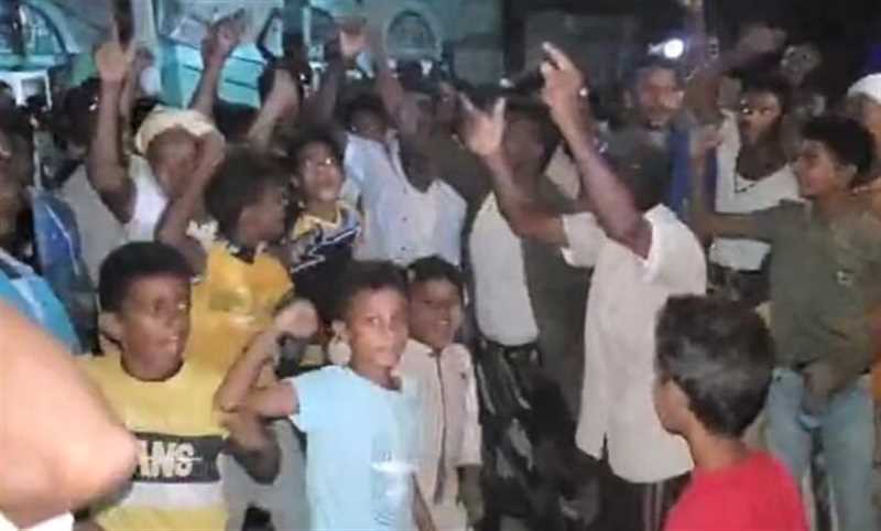 طالبت المليشيا بالرحيل..احتجاجات غاضبة في الحديدة إثر مقتل طفل برصاص عنصر حوثي