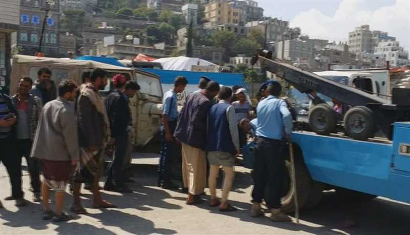 إب..عناصر مرور حوثية تعتدي على سائق باص بالضرب المبرح وتحتجز سيارته