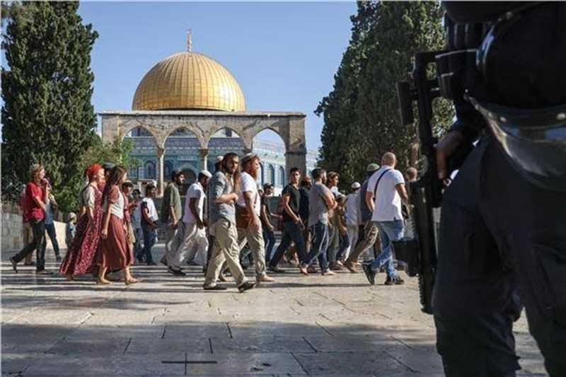 مستوطنون يقتحمون المسجد الأقصى بحماية من شرطة الاحتلال