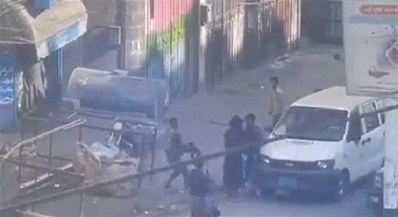 مرافقو قيادي حوثي يعتدون بطريقة وحشية على مهندس دراجات نارية في إب