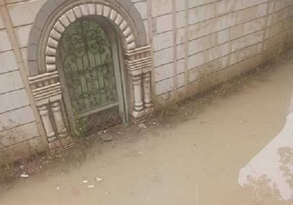 سكان حي سكني يشكون الإهمال الحوثي بعد أن حاصر ت مياه الأمطار منازلهم