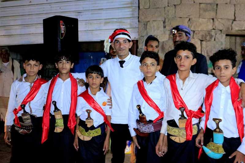 مسلحون حوثيون يقتحمون منزل معلم ويعتدون على النساء في النادرة شرقي إب