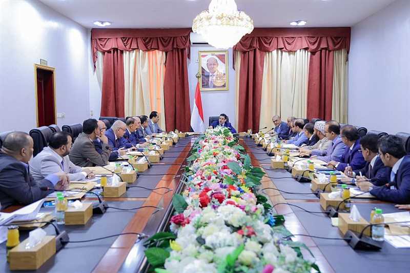 رئيس الحكومة يوجه بعدم مغادرة المسؤولين للعاصمة عدن دون موافقة مسبقة منه