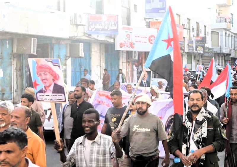 مجلس القيادة الرئاسي يتهم قوى إقليمية بالسعي لإعادة إنتاج الفوضى في عدن