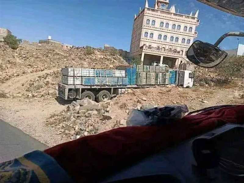 لحج.. مسلحون قبليون يحتجزون شاحنة ثانية من إب 