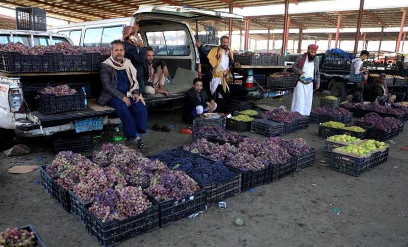 مليشيا الحوثي تُعين متهماً ببيع خضروات ملوثة مشرفاً على سوق إب
