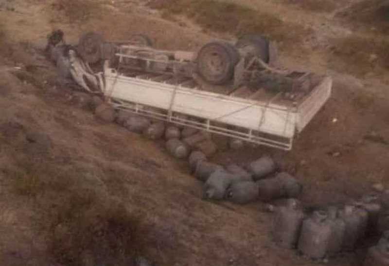  إصابة سائق في حادثة انقلاب شاحنة بإب