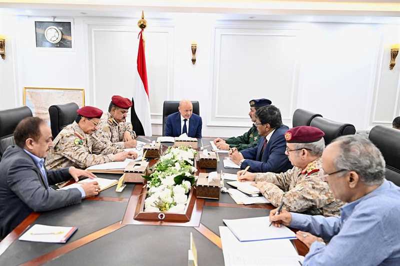 الرئيس العليمي يترأس اجتماعاً عسكرياً ويحّذر الحوثيين من التصعيد
