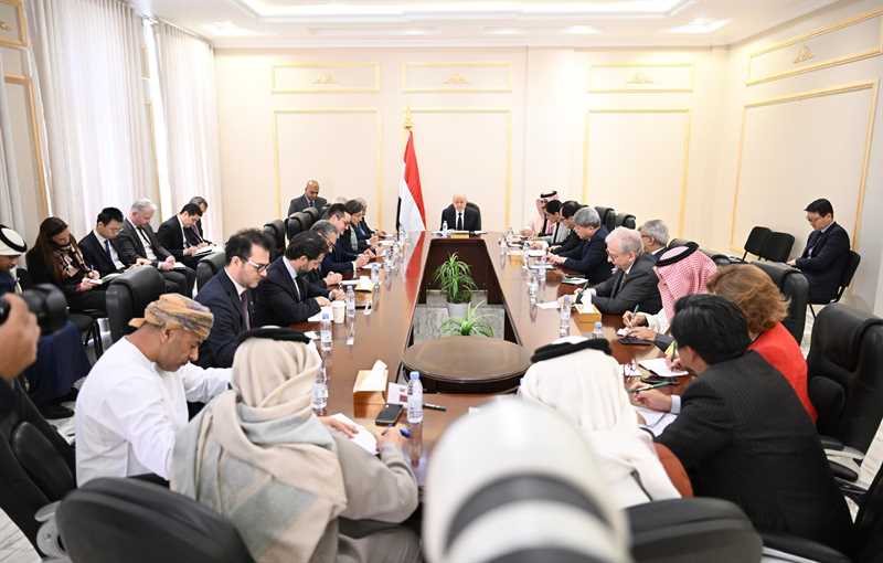 الرئيس العليمي: مؤسسات الدولة تحقق تقدماً ملموساً في توحيد القرار الأمنية والعسكري ونستغرب من الموقف الإماراتي