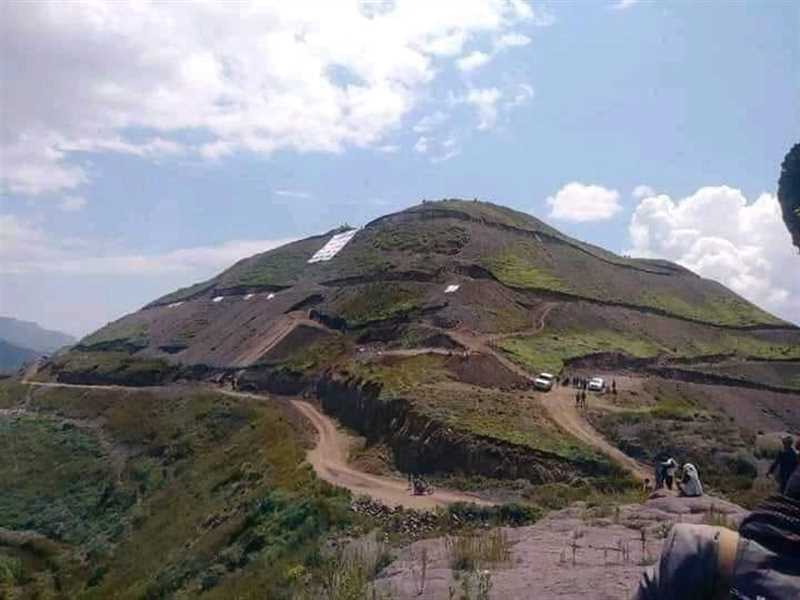 نافذون حوثيون يعتدون على أراضي الأوقاف في جبل "المورم" بإب
