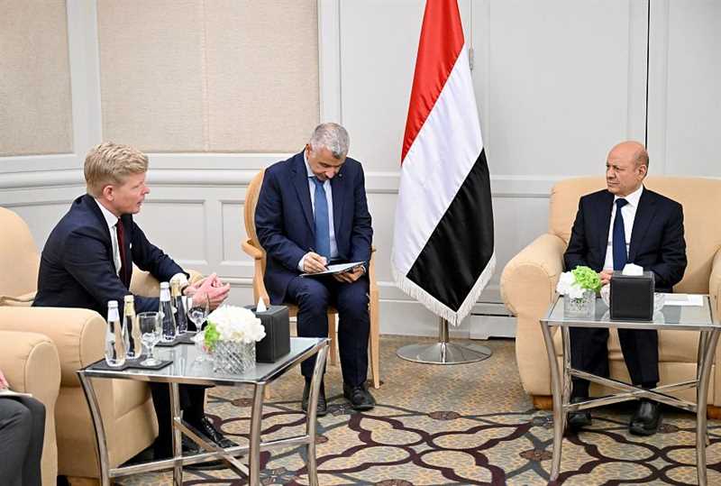 العليمي يطالب بممارسة الضغوط القصوى على المليشيا الحوثية للتعاطي مع جهود السلام