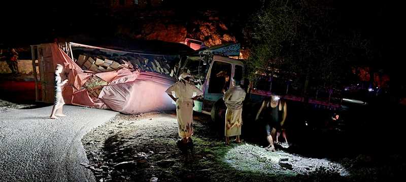 انقطاع حركة السير في الخط الرابط بين إب والحديدة بعد انقلاب قاطرة