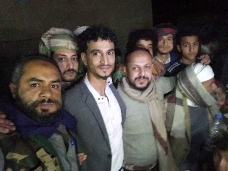 بالأعلام والألعاب النارية.. استقبال فرائحي حاشد لمحررين من سجون مليشيا الحوثي في مديرية السدة بإب