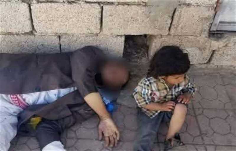 مشهد فاجع.. الجوع يفتك بمواطن في إب على قارعة الطريق في رحلة البحث عن لقمة العيش التي لم تعرف عطلة العيد