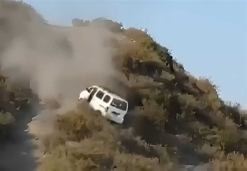 نجاة سائق حافلة ركاب بأعجوبة من حادثة مروّع في طريق جبلي وعر بمحافظة إب